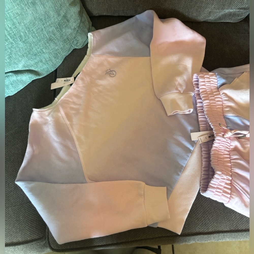 Victoria’s Secret on point everyday lounge sweatershirt and short sz s/m nwt - Picture 3 of 7